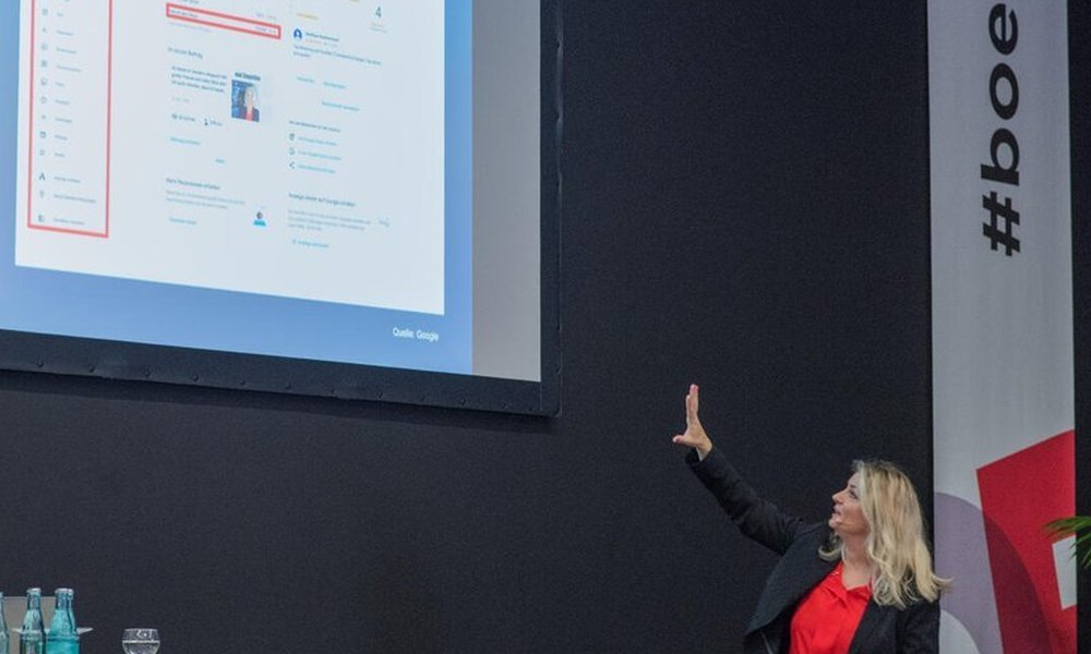 KI-Redner Martina Peukert bei Firmen-Keynote
